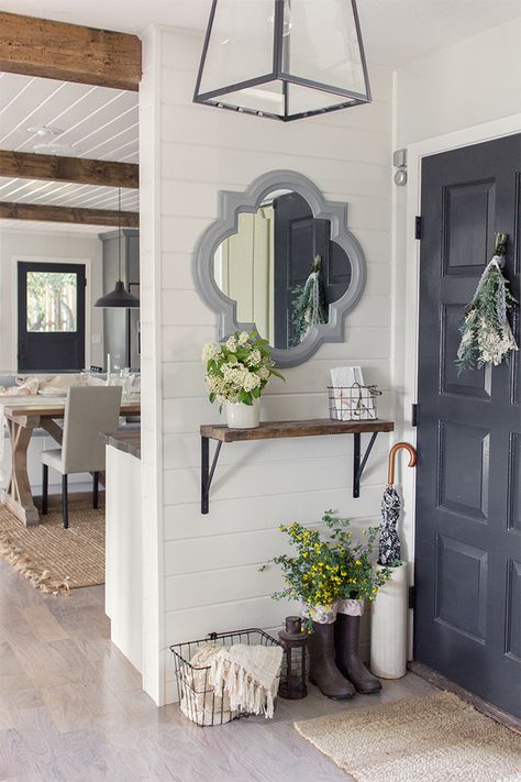 Rustic Farmhouse Entryway, Small Foyer, Entry Wall, Farmhouse Entryway, Small Entryways, Casa Country, Foyer Decorating, Entry Way Design, Small Entryway