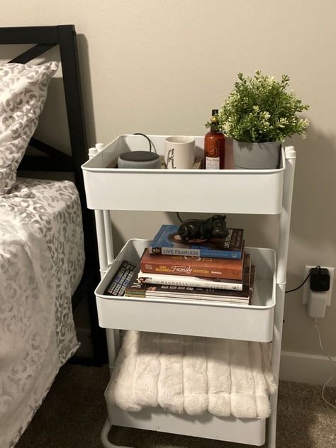 Room Decor Guys, Room Decor Hostel, Dorm Nightstand, Hostel Room Makeover, Raskog Ikea, Guys Room Aesthetic, Hostel Room, Book Corner, Design Hacks