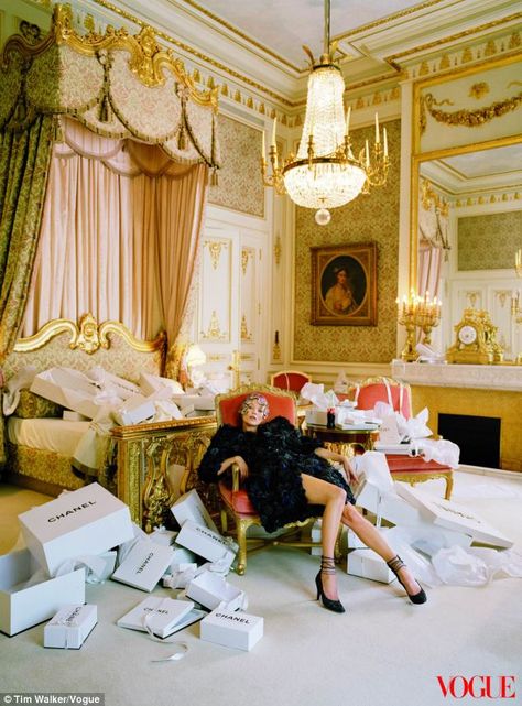 Us Vogue 2012 with Kate Moss.     Coco Chanel suite at the Ritz Carlton Paris.    Photographed by Tim Walker.    Amazing styling. Looks like an unlimited budget went into this one. The Ritz Paris, Grace Coddington, Ritz Paris, Mode Editorials, Chanel Box, Tim Walker, Vogue Us, Chanel Haute Couture, Bohol