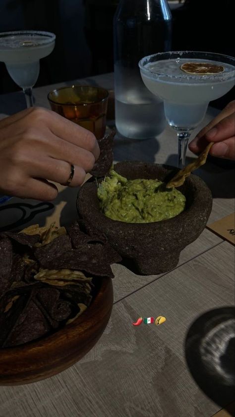 Mexican Food Instagram Story, Taco Instagram Story, Mexican Dinner Aesthetic, Mexican Tacos Aesthetic, Guacamole Aesthetic, Mexican Restaurant Aesthetic, Dinner Instagram Story, Tacos Aesthetic, Tacos Mexicanos