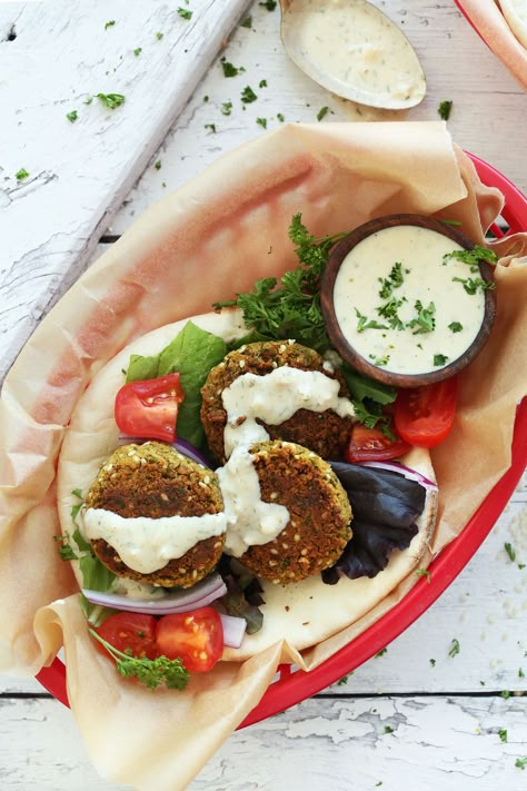 AMAZING Simple Vegan Falafel with 10 ingredients and no frying required! #vegan #healthy #dinner #recipe #minimalistbaker Falafel Gyro, Vegan Falafel, Clean Treats, School Menu, Meatless Recipes, Veggie Burgers, Vegan Healthy, Vegetarian Meals, Vegan Recipe