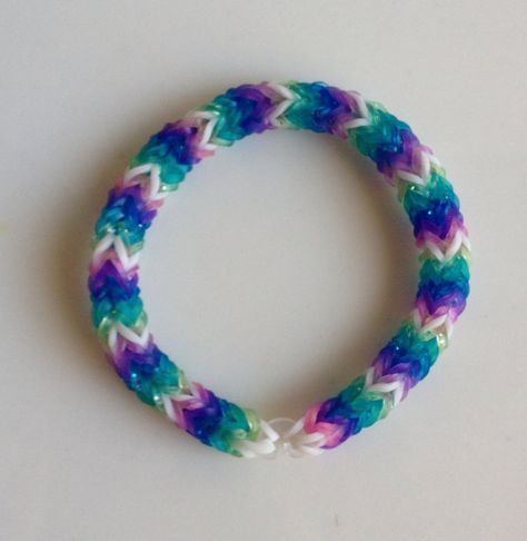 Jelly bands Fishtail. My Little Pony colors. I used the Fishtail pattern from Justinstoys on YouTube Fishtail Rainbow Loom Tutorial, Rainbow Loom Fishtail Pattern, Rubber Band Bracelet Fishtail, Inverted Fishtail Rainbow Loom, Loom Bands Fishtail, Rainbow Loom Storage, Loom Board, Rainbow Loom Bracelets Easy, Loom Band Bracelets