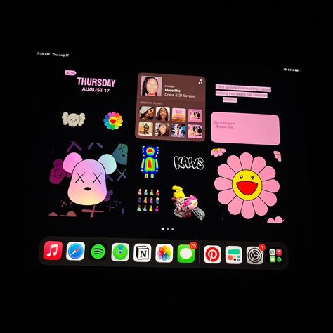 Kaws Homescreen Ideas, Notebook Homescreen Wallpaper, Ipad Kaws Wallpaper, Cute Home Screen Wallpaper Ipad, Kaws Ios 16 Homescreen, Ipad Wallpaper Aesthetic Home Screen, Ipad Inspo Homescreen Pink, Cute Ipad Layout Ideas, Ipad Pro Homescreen Ideas