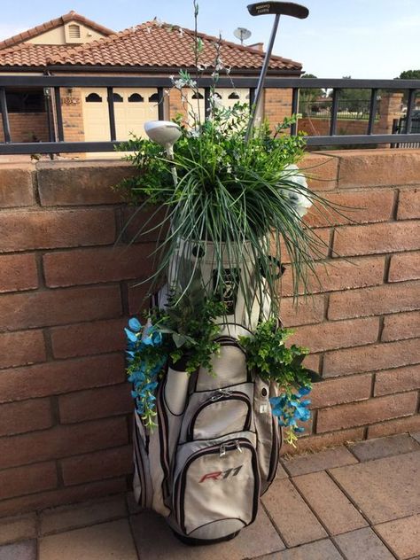 Golf Bag Repurpose, Golf Bag Planter, Golf Yard Decor, Golf Club Yard Art, Golf Decorating Ideas Man Caves, Golf Furniture, Golf Bar, Golf Theme Party, Golf Room