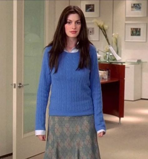 Devil Wears Prada Costume, Devil Wears Prada Style, Late 2000s Fashion, Andy Sachs, Prada Aesthetic, Anne Hathaway Catwoman, Patricia Field, Prada Style, Senior Photo Outfits