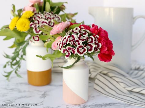 DIY Small Flower Vase - from Somewhat Simple Living Diy Small Bottles Ideas, Summer Gift Baskets, Small Flower Vase, New Mom Gift Basket, Recycled Tin Cans, Flower Vase Making, Mom Gift Basket, Teacher Gift Card, Quick And Easy Crafts