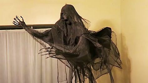 How To Make A Life-Size Dementor From Harry Potter | DIY Joy Projects and Crafts Ideas Halloween Dementor Diy, How To Make Dementors, Scary Harry Potter Decorations, How To Make A Dementor, Dementors Diy, Harry Potter Dementors Diy, Harry Potter Haunted House, Diy Dementor Decoration, Harry Potter Halloween Decorations Diy