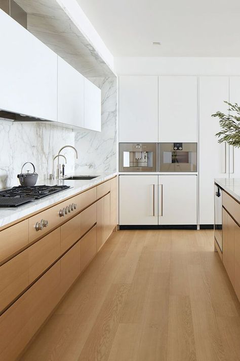 Keep hardware to a minimum. Minimalist interior designers question the need for every item, including hardware. Take cues from this blonde wood kitchen and choose cupboards with indentations... Outdoor Kitchen Countertops, Big Kitchen, Versace Home, 아파트 인테리어, Kitchen Room Design, Kitchen Trends, Luxury Kitchens, Counter Tops, Minimalist Kitchen