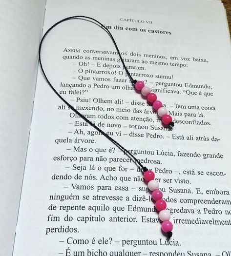 Pony Bead Bookmarks, Bead Bookmarks, Ankle Bracelets Boho, Homemade Bookmarks, Bookmark Craft, Beaded Bookmarks, Diy Jewelry Unique, Bead Charms Diy, Diy Bookmarks