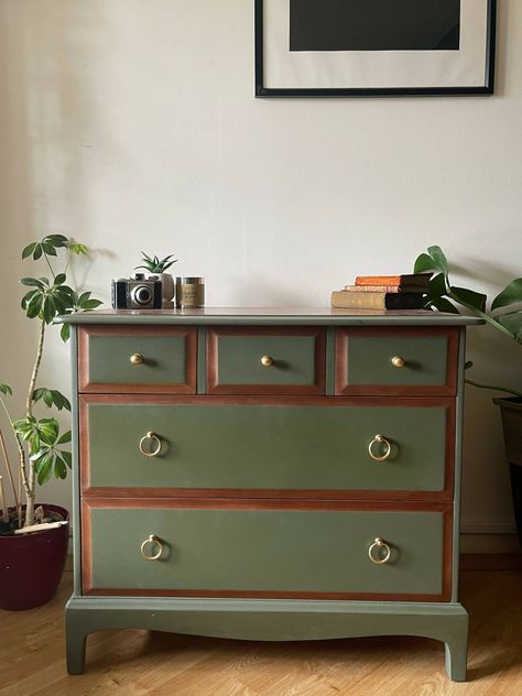 Dresser With Painted Top, Retro Chest Of Drawers, Chest Of Drawers Paint Ideas, Vintage Bedroom Dresser, Drawers Refurbished, Boho Chest Of Drawers, Old Furniture Makeovers, Chest Of Drawers Upcycle, Painted Dresser Ideas