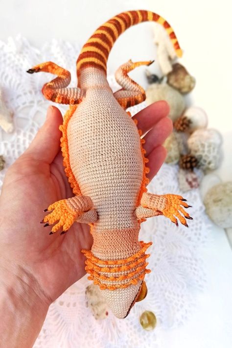 The detail is insane! Free Lizard Crochet Pattern, Realistic Amigurumi Free Pattern, Crochet Bearded Dragon Pattern, Bearded Dragon Crochet Pattern Free, Bearded Dragon Crochet Pattern, Bearded Dragon Crochet, Crochet Bearded Dragon, Amigurumi Lizard, Realistic Amigurumi