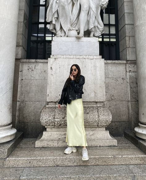 Silk dress, ootd, triple s balenciaga, leather jacket, tourist look Leader Jacket, Balenciaga Leather Jacket, Leather Jacket Dress, Dress Ootd, Balenciaga Leather, Silk Skirt, Photos Ideas, Silk Dress, Balenciaga