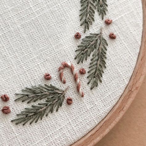 Christmas Embroidery Stitches, Christmas Gift Ideas Embroidery, Christmas Embroidery Tutorial, Free Pattern Embroidery Templates, Christmas Decorations Embroidery, Christmas Embroidery Hoop Ideas, Cute Christmas Embroidery, Christmas Stitchery, First Christmas Ornament Diy