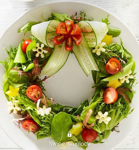 Christmas Plating Ideas, Christmas Breakfast Buffet Table, Christmas Salad Ideas, Salad Plating Ideas, Salad Presentation, Christmas Salad, Christmas Salads, Decorações Com Comidas, Amazing Food Decoration