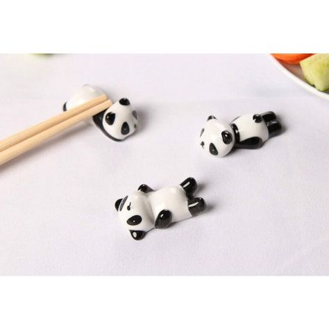 Cuisine > Plan de travail, crédence et fond de hotte > Accessoire pour plan de travail de cuisine > Accessoire de rangement pour cuisine AOUGO, Ces porte-baguettes panda sont adorables, ils peuvent ajouter une touche agréable à un repas chinois Ces repose-baguettes sont parfaits pour poser vos baguettes et vos cuillères à riz pour les empêcher de toucher la table . Matière : Céramique. Taille : 5,5 x 2,5 x 2 cm Ces porte-baguettes en céramique peuvent être utilisés pour un anniversaire, une ouve Cartoon Panda, Chopstick Rest, Ceramic Materials, Ceramics, Tableware, Gifts, Instagram, Fimo, Baguette