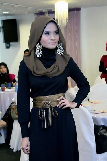 Hijab Earring Style - 16 Ideas to Wear Earrings with Hijab Eid Abaya, How To Wear Hijab, Black Hijab, Hijab Look, Stylish Hijab, Classic Black Dress, Muslim Women Fashion, Hijabi Style, Obi Belt