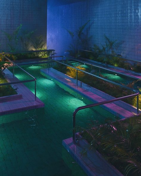 Vaporwave Room, Vaporwave Wallpaper, Retro Interior Design, Wave Pool, Vaporwave Art, Pool Rooms, Dreamcore Weirdcore, Dream Pools, Vaporwave Aesthetic