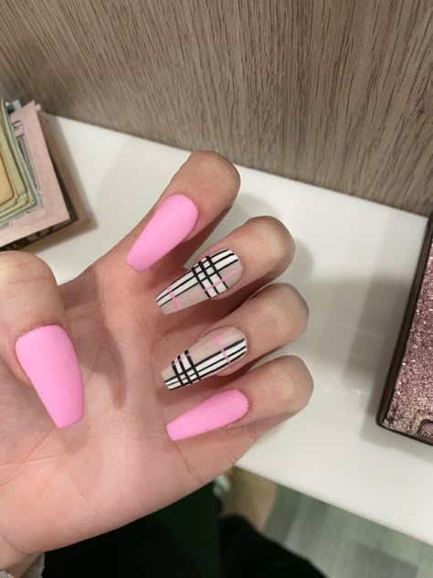 Purple Burberry Nails, Pink And Black Plaid Nails, Pink Flannel Nails, Pink Plaid Nails Acrylic, Plaid Pink Nails, Argyle Nails Designs, Pink Burberry Nails, Flannel Nail Art, Brown Plaid Nails