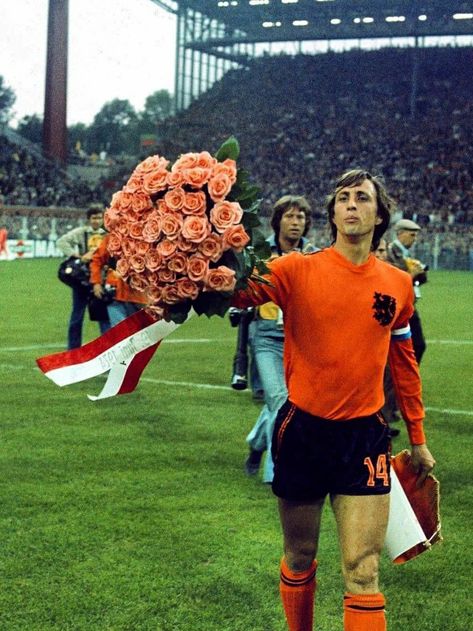 Johan Cruyff, Football Images, Retro Football, Football Pictures, The Beautiful Game, Vintage Football, Soccer Player, Fc Barcelona, Football Players