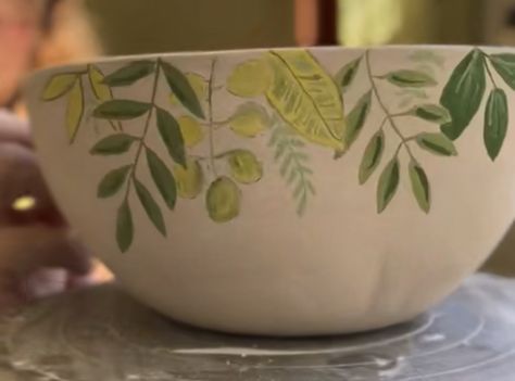 Pottery Painting Green, Painted Earth, Pottery Jars, Cerámica Ideas, Painted Pottery, Girls Getaway, Painted Leaves, Pottery Plates, Pottery Ideas