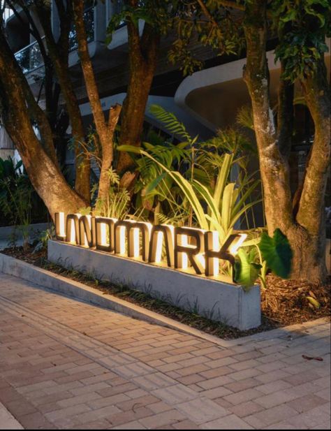 Venue Signage Entrance, Hotel Sign Board Design, Business Road Signage, Wooden Signage Design Outdoor, Building Name Signage, Modern Signage Design Outdoor, Signage Ideas Outdoor, Monument Signs Entrance Design, Cafe Signage Design Outdoor