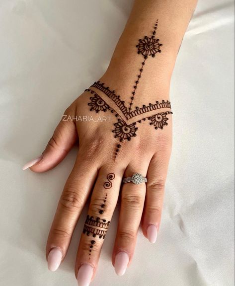 Begginer Henna Ideas, Henna Motive, Makeover Photoshoot, Hanna Tattoo, Simple Henna Designs Hand, Traditional Henna Designs, Small Henna Designs, Cute Henna Designs, Jagua Henna