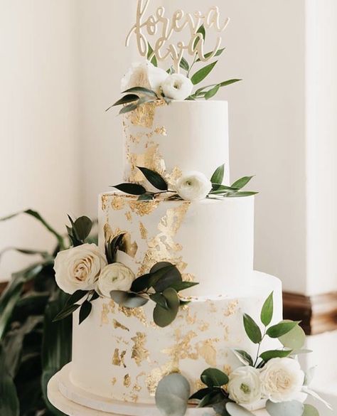 White And Gold Wedding Cake, White And Gold Wedding, Green Wedding Cake, Pretty Wedding Cakes, Green Themed Wedding, Wedding Cake Photos, Dream Wedding Cake, Emerald Green Weddings, White Wedding Cakes