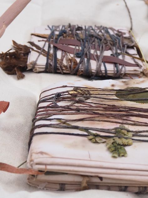 Eco Printing Tutorial, Eco Dyeing Fabric, Traditional Books, Eco Dyeing, Bookmaking, Botanical Dyeing, Art Journal Techniques, Eco Printing, Handmade Book