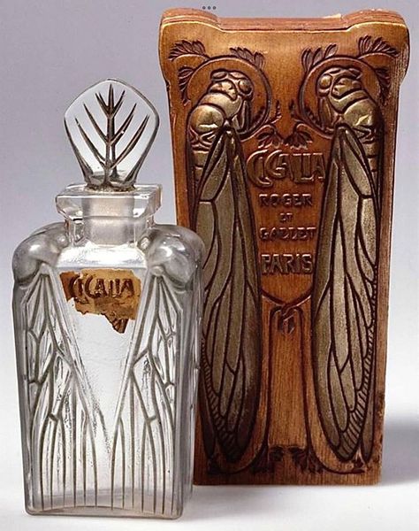 Cigalia scent bottle and packaging for Roger & Gallet, 1910, by René LALIQUE Cicada Tattoo, Art Deco Perfume, Lalique Perfume, Lalique Perfume Bottle, Bed Crown, Perfume Art, Aesthetic Cafe, Rene Lalique, Nouveau Art