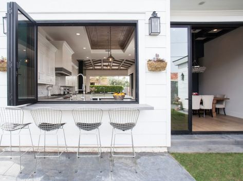 Summer backyard kitchen extension through accordion windows - Home Decorating Trends - Homedit Dapur Outdoor, Kitchen Pass Through Window, Window Counter, Kitchen Window Bar, Kitchen Patio Doors, Kitchen Pass Through, Bar Window, Kitchen Pass, Pass Through Window