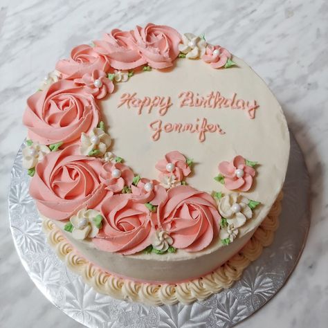 Simple Flower Cake Design Birthday, Fresh Cream Cake Designs Birthday, Simple Floral Birthday Cake, Mothers Day Cake Ideas Simple, Floral Cake Birthday, Simple Birthday Cake Designs, Floral Birthday Cake, Round Birthday Cakes, Birthday Cake Roses