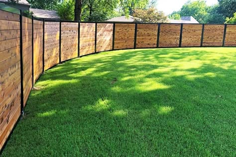 Is a Horizontal Fence Right for You? Fence Inspiration, Diy Fence Ideas, Cheap Garden Fencing, Backyard Fence Ideas, Diy Backyard Fence, Wood Fence Design, Privacy Fence Ideas, Fence Options, House Fence Design