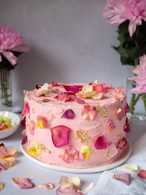 Pink layer cake with edible flowers and gold Cake With Rose Petals, Edible Flowers On Cake, Cake Edible Flowers, Thirtieth Birthday Cake, Flower Petal Cake, Edible Flower Cakes, Roses On Cake, Pink Flowers Cake, Pink Layer Cake