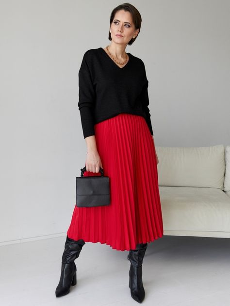 Red Pleated Skirt Outfit Winter, Red Skirt Winter, Red Pleated Skirt Outfit, Satin Midi Skirt Outfit, Red Skirt Outfit, Pleated Skirt Winter, Midi Skirt Outfit Winter, Midi Rock Outfit, Red Skirt Outfits