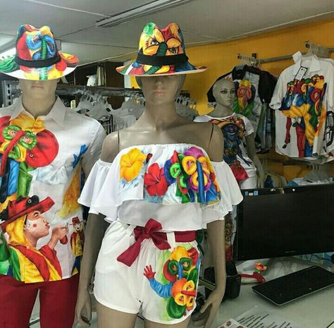 Outfits Carnavaleros, Classic Work Style, Outfit Mexicano, Lace Jeans, Carmen Miranda, Handpainted Bags, Fabric Paint Designs, Artsy Outfit, Painted Hats