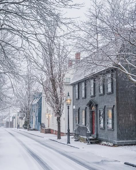 The streets of Newport, Rhode Island are magical when snow is falling! . . . 🏆 Photo of the day by @andrewj_brooks🏆 . . . Tag us or use #newenglandtraveljournal to share your photos . . . #explorenewengland #mynewengland #ignewengland #travel #newengland #ontheroad #newenglandlife #newenglandliving #photooftheday Newport Rhode Island Houses, Providence Rhode Island Winter, Newport Rhode Island Winter, Rhode Island Winter, Rhode Island Aesthetic, Providence College, Rom Coms, England Winter, Snow House