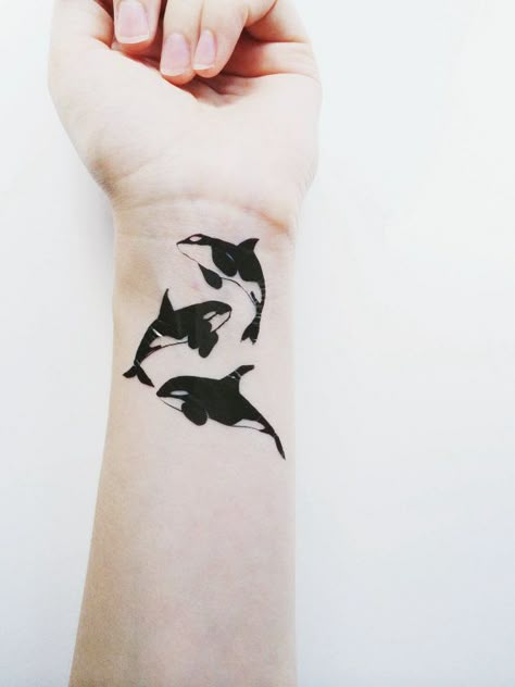 Orca Whale Tattoo, Killer Whale Tattoo, Tattoo Ideas Simple, Orca Tattoo, Whale Tattoo, Kunst Tattoos, Whale Tattoos, Orca Whale, Initial Tattoo