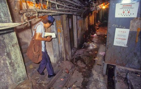 Amazing photos of daily life in Kowloon Walled City, Hong Kong in the 1980s (24) Kai Tak Airport, Kowloon Walled City, Kowloon Hong Kong, Old Hong Kong, Government Job, Solitary Confinement, Dark City, Walled City, World Images