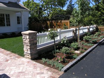 Front yard ideas Contemporary Fence, Yard Fence, Front Yard Fence, White Picket Fence, Diy Outdoor Decor, Modern Fence, Backyard Inspo, Fence Ideas, Backyard Fences