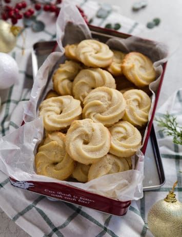 A red tin filled with Danish butter cookies. Danish Butter Cookies Recipe, بيتي فور, Brown Eyed Baker, Danish Butter Cookies, Butter Cookies Recipe, Tea Cakes, Simple Recipe, Holiday Cookies, Cookie Bars