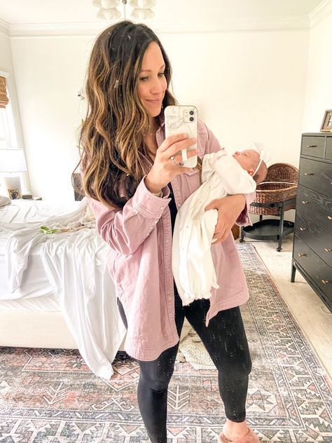 Postpartum Leggings Outfit, Postpartum Outfits Summer, Free People Maternity, Postpartum Outfits, Prego Style, Postpartum Leggings, Postpartum Fashion, Mom Aesthetic, Post Partum Outfits