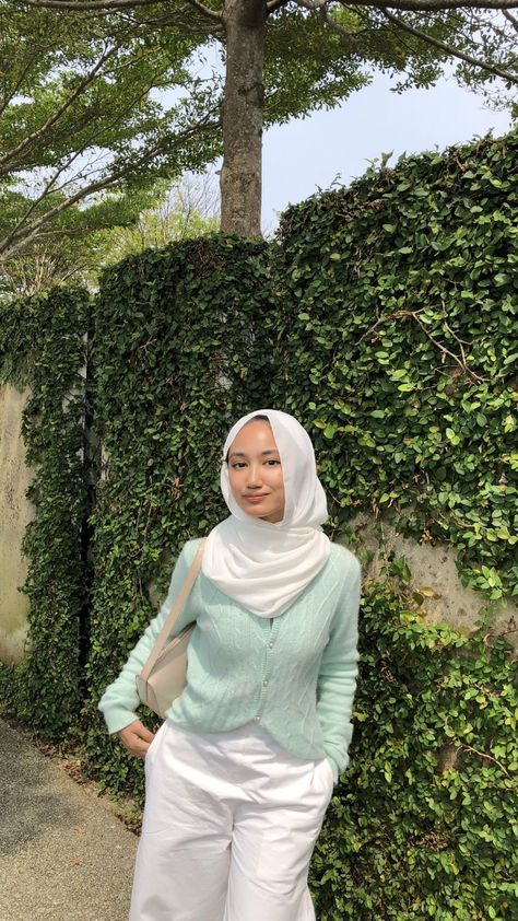 Knitwear Fashion Hijab, Knitwear Outfit Hijab, Hijabi Wardrobe, Hijabi Photography, Mint Cardigan, Korean Outfit Street Styles, Modest Fashion Hijab, Muslim Outfits Casual, Hijab Style Casual