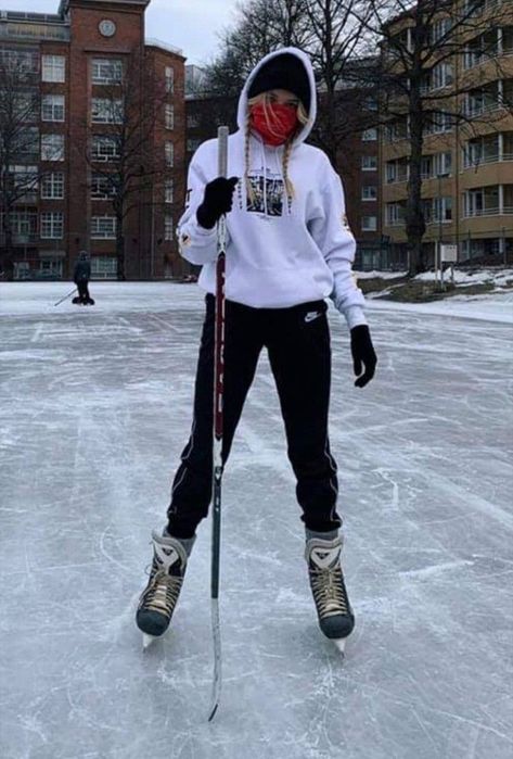 Back Of A Truck, Ice Hockey Girls, Skate Outfit, Hockey Outfits, Hockey Sweater, Hot Hockey Players, Women's Hockey, Hockey Girl, Womens Lacrosse