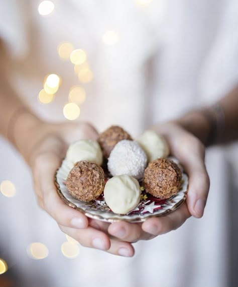 Chocolate Box Photography, Food Photography Dessert, Healthy Dark Chocolate, Christmas Truffles, Chocolate Bark Recipe, Bark Recipe, Truffle Recipe, Valentine Chocolate, Artisan Chocolate