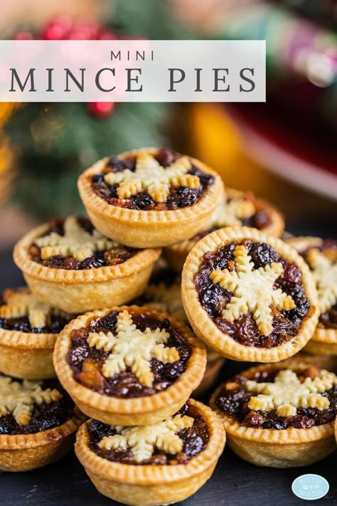 Mini mince pies. Perfect little festive bites, made with beautiful flakey and buttery shortcrust pastry, a boozy homemade mincemeat and topped with an adorable snowflake pastry! Recipe by movers and bakers Mini Mince Pies, Mini Tart Recipes, Shortcrust Pastry Recipes, Mince Pie Recipe, Mince Pies Christmas, Christmas Pastries, Christmas Cookies Gift, Baking Basics, Holiday Eating