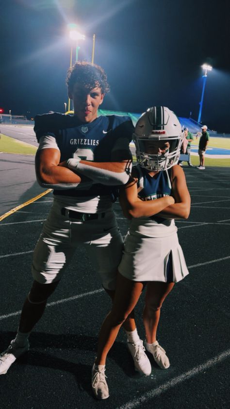 sideline / football Football Bf And Gf Pics, Football Relationship Goals, Football Bf, Cheer Couples, Cute Couples Football, Football Relationship, Football Costume, Goals Football, Football Girlfriend