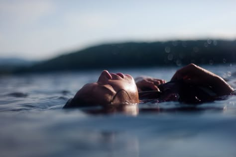 float on water Lake Photoshoot, We Were Liars, Water Shoot, Shotting Photo, Cindy Kimberly, Foto Tips, Water Photography, Floating In Water, Her Eyes