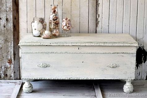 Miss Mustard Seed Milk Paint Project in Linen. 5 days of white furniture Petticoat Junktion Painted White Furniture, Cedar Chest Makeover, Furniture Makeover Ideas, Chest Makeover, Painted Tables, Milk Paint Furniture, Painted Things, Amazing Furniture, Shabby Chic Table