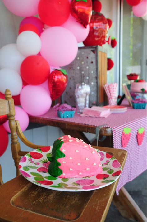 Strawberry Shaped Smash Cake, Birthday Smash Cake, Strawberry Birthday, Cherry Baby, Cake Easy, Birthday Themes, Smash Cake, Theme Ideas, Host A Party