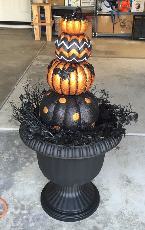 Halloween topiary! Halloween Topiary, Crafty Projects, Pumpkin Carving, Halloween Wreath, Carving, Halloween, Home Decor, Home Décor